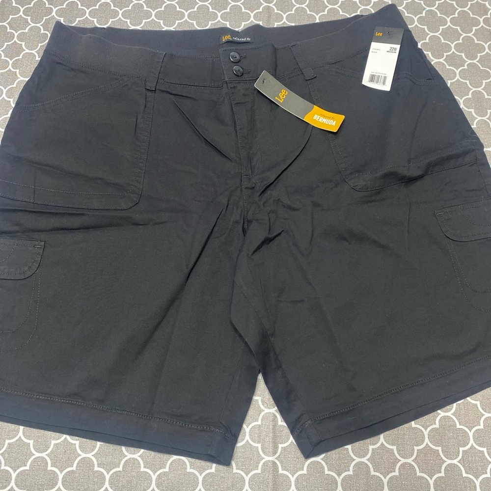 NWT Lee relaxed fit knit waist black cargo bermuda shorts (sz 22)